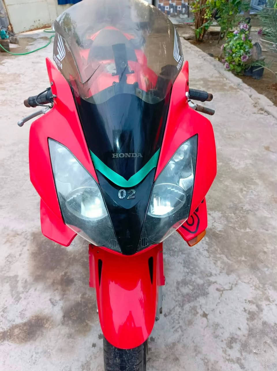 السلام عليكم دراجه VFR800 
حجم المكينه 800 
اوراق مكمركه 
الدراجه بيه صوت مكينه ابيعلك طافيه ( كوم حديد) 
بس دراجه تشتغل
فيت بم جديد
بلكلات جدد 
صدر امامي نضيف 
تايرات جدد
دبلات كله شغاله 
كهربائيان كله شغاله
مكان الدراجه بابل حله ( سعره 10 اوراق ) 
رقمي ***********
