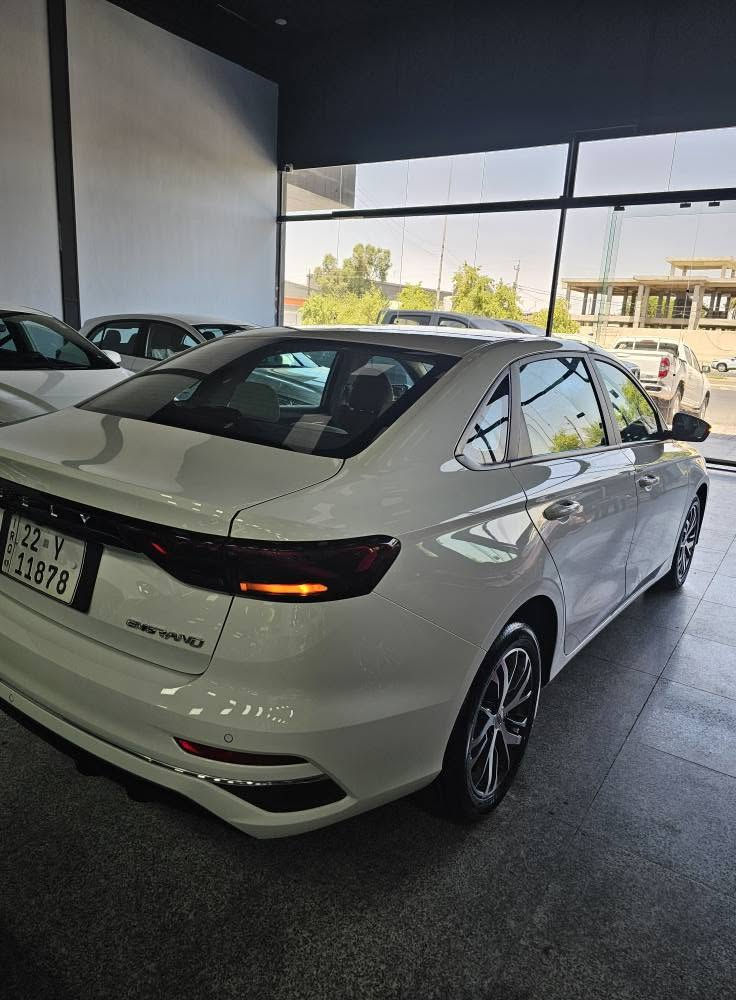 جیلی Geely Emgrand 2025  
مواصفات.بەصمە.شاشەو کامێرە.
حساس ویل کڕۆم.شغال.تحدید سورعە.
تەبرید مەرکەزی.لایت وبەگلایت لید.
تەنیا دووبست بۆیاغی هەیە. 
مکان  أربيل معرض توب كارس 
سعر 112 ورقە.  موبایل    *********** أربيل, العراق
