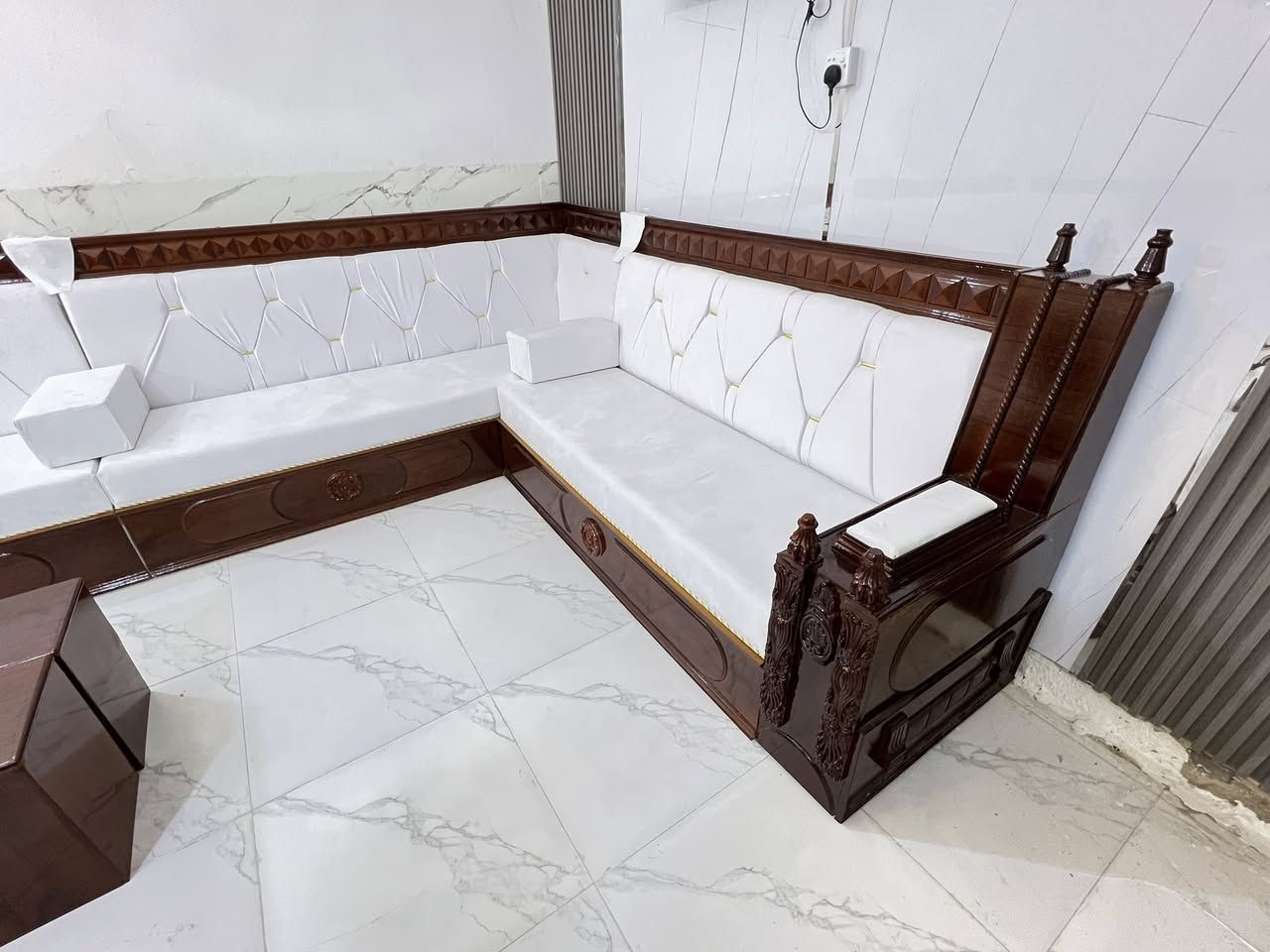 يالله شغل ديوان صاج شغل معمال ومعراض الاخوين
بلوك نقش زان لوح روسي تراس. 
نوع السفنج كستره ١٥ سنتيم 
القمش. المرمري ساده 
سعر المتر ١٤٠ جوه سوك. عنوان ناصريه حي سومر 
قراب عمارت ماجد توصل وتساب ***********
