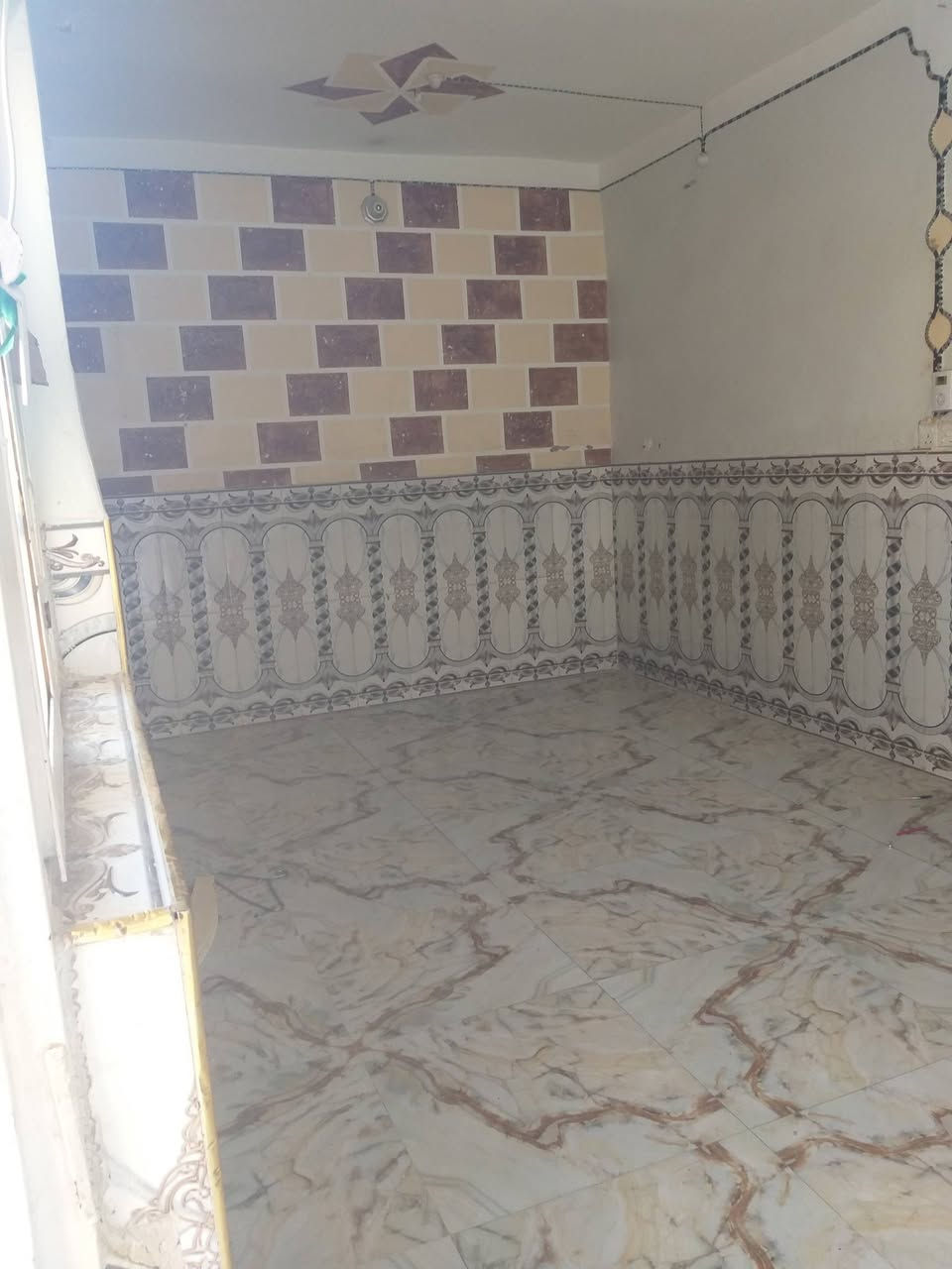 اليريد بيت ايجار موجود بحي الزهراء ورى المدرسه مال الوقف الشيعي البيت اخوان نضيف سيراميك مال عائله زغيره مساحته 100 متر متكون من غرفه وصاله ومطبخ وصحيات  ايجاره 150 قفل 
***********
