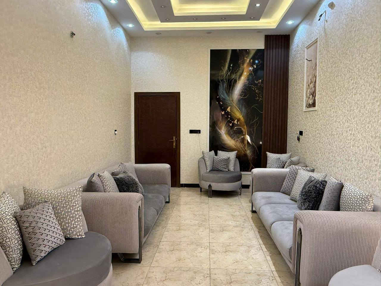 دار للبيع 
المساحة 200م 
سند طابو زراعي 
الموقع: 
شارع ٨٠ كربلاء قرب مول نون 
المحتويات:
استقبال مع اربع غرف نوم ومطبخ حار وبارد و3 مجمعات صحية البيت بناؤه حديث …
للاستفسار الاتصال على الارقام التالية 
***********
***********
او زيارة مكتب المرتضى للعقار الكائن في منطقة التاجية العشرتالاف قرب شركة الحدباء
