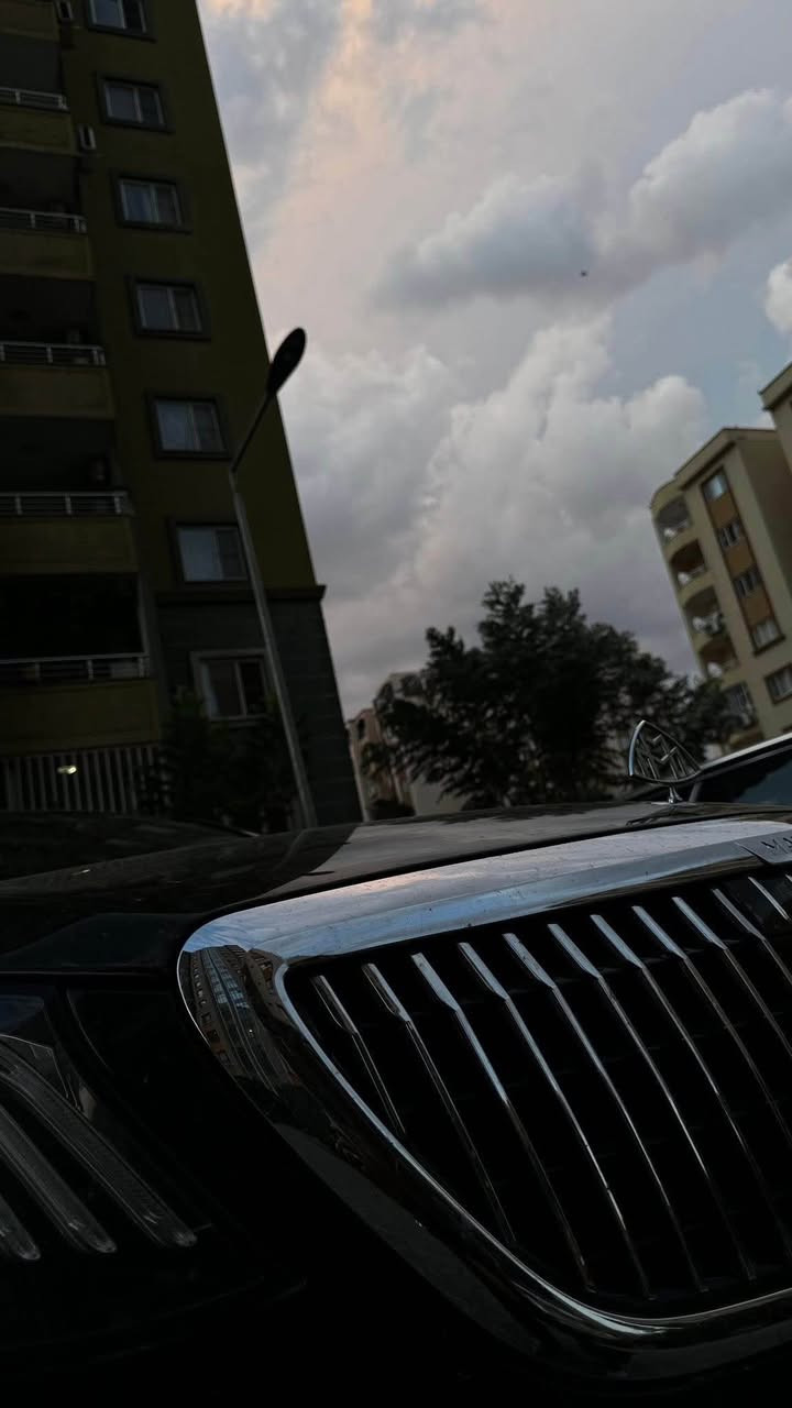 🚘 مرسيدس S550 – وارد ألماني 🇩🇪 | فول مواصفات | موديل 2015

للبيع 🔥
سيارة الفخامة والهيبة، مرسيدس S-Class S550 وارد ألماني أصلي،
بحالة ممتازة جداً من الداخل والخارج، ضمان دولي، لا تحتاج أي صرف.

⸻

✨ المواصفات والتفاصيل:
 • ✅ الموديل: 2015
 • ✅ المحرك: 8 سلندر (V8) توين تيربو
 • ✅ القير: أوتوماتيك – 7 نمر
 • ✅ الدفع: 4MATIC 
 • ✅ اللون الخارجي: أسود لامع ملوكي
 • ✅ اللون الداخلي: اوف وايت جلد طبيعي فاخر
 • ✅ ضمان ألماني دولي

⸻

⚙️ مواصفات الفول كامل:
 • 🏁 نظام الدخول والتشغيل الذكي (Keyless Go)
 • 🌙 سقف بانوراما كامل مزدوج
 • 💺 كراسي كهربائية أمامية وخلفية مع ذاكرة وتسخين وتبريد وتدليك
 • 🧭 نظام الملاحة Navigation + شاشة كبيرة مزدوجة
 • 🎶 نظام صوت Burmester الفاخر
 • 🌡️ تحكم بالمناخ رباعي المناطق
 • 🚘 نظام الإيقاف التلقائي – Park Assist
 • 📸 كاميرات 360 درجة + حساسات أمامية وخلفية
 • 💡 أضواء LED ذكية متكيفة مع المنعطفات
 • 🛋️ طاولة خلفية فخمة + ستائر جانبية وخلفية كهربائية
 • 🛡️ أنظمة سلامة متكاملة (ABS – ESP – Blind Spot – Lane Assist – Radar)
 • 🕶️ نظام الرؤية الليلية + Cruise Control ذكي
 • 🔥 نظام رفع وتعليق هوائي (AirMatic Suspension)

الموقع الضلوعية 
***********
***********
 • 🧠 نظام القيادة الذكية من مرسيدس (Intelligent Drive بلاد, صلاح الدين
