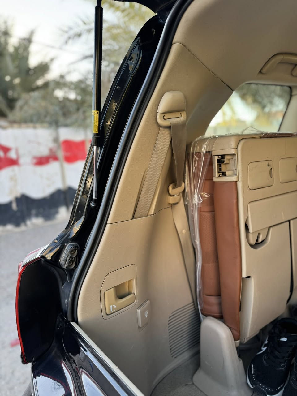 سلام وعليكم لاندكروز  2013 (بريم) رقم بغداد بسمي سنويه لل 2031 تنتهي سياره جديده دينار متصرف عليهة كير محرك برغي ممفتوح بيهة السعر (327) وبيهة مجال جدا بسيط حك الجيه سياره تجي كشن كهرباء و8 ايرباك فتحه فول تشغيل عن بعد السياره السياره بيهة تكحيل كارت بل بنيد فقط والباقي مكفوله من الصبغ والتبديل السياره جديده مكاني بغداد قرب مطار بغداد للاستفسار ***********
