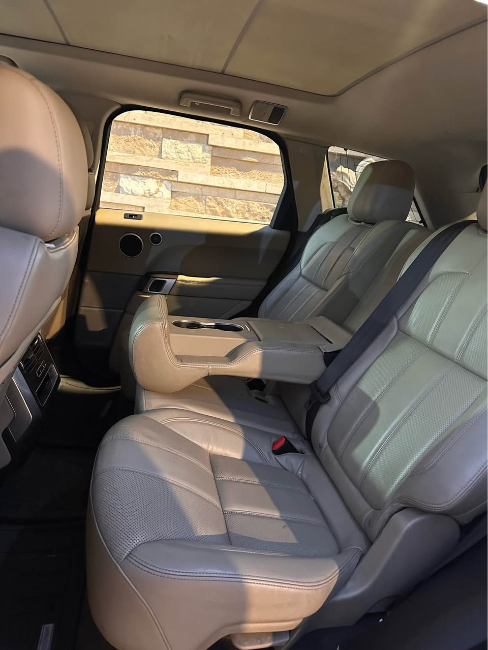 🔥 عرض مغري جدًا | Range Rover Sport 2017 🔥

سيارة فخمة + سعر اقل من السوك  
فرصة للي يريد رانج روفر بدون ما يدفع سعر عالي

📌 المواصفات:
- موديل 2017  
- أبيض / سقف أسود (لوك رياضي 🔥)  
- داخلية بيج نظيفة  
- شاشة + تحكم كامل  
- تبريد وتدفئة مقاعد  
- فتحة سقف  
- كاميرا + حساسات  
- نظام Terrain Response  للطرق الوعره
-باقي مواصفات الرانج المعروفه ما يحتاج للشرح

📌 الحالة:
✔️ ممشى: 241 ألف  يكلو
✔️ محرك وجير بحالة جيدة جدًا  
✔️ استخدام شخصي مرتب  
✔️ السيارة جاهزة للاستخدام  
✔️ترايها من الفاو الى زاخو

📌 ملاحظات:
- وارد  امريكي 🇺🇸
- بيها صبغ ( الجاملغ الخلفي + قبغ الجنطة)
- رقم الشاصي ( SALWG2FV0HA681201 )

📍 فحص بأي مكان  

💰 السعر: 19,400$  
🔥 من أرخص الأسعار بالموديل  
⚡ قابل للنقاش للجادين فقط  بعد الفحص و المعاينه

📞 (***********)

❗ السعر بسبب البيع السريع + الممشى فقط  
مو بسبب عطل

🚀 سيارة تعطيك فخامة بغداد, العراق
