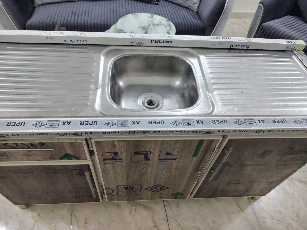 سنك مع ملحق كاونتر ثلاث ابواب كبار مع جرار
 نظيف جدا للبيع 
السعر/ ١٠٠ الف
للاستفسار : ***********
