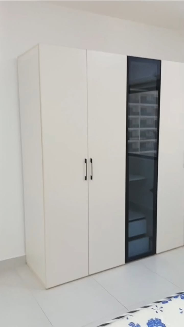 سلام عليك 
شقه للايجار في دار السلام مساحة ١٣٤
في عمارة D13
طابق عالي
الشقة نوع D1 التصميم المرغوب
✓موقع واطلاله مميزة الشقة ✓مؤثثة بمطبخ كامل كاونتر ثلاجه مجمده وطباخ ومرشحه

✓غرفتين نوم مجهزه کامله 
الغرفة الكبير تحتوي الى سبلت

✓غرفه لوندري تحتوي
غسالة ملابس اتماتيك وسخان

✓صاله تحتوي على سقوف ديكورات

✓حمامين
للتواصل ***********
