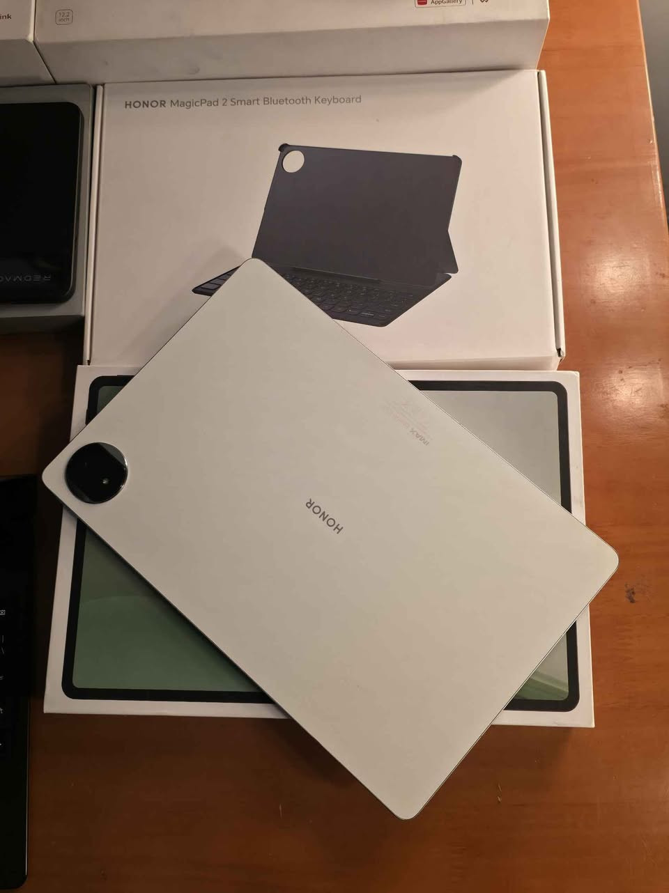 هونر ماجك باد 2

نظافة عالية جدا 
مع الكيبورد الاصلي

• ​شاشة OLED: بحجم 12.3 بوصة وتردد 144Hz مع حماية فائقة للعين.
• ​معالج قوي: Snapdragon 8s Gen 3 لأداء ممتاز في الألعاب والمهام.
• ​صوت سينمائي: نظام بـ 8 مكبرات صوت وتقنية Spatial Audio.
• ​بطارية ضخمة: سعة 10,050 mAh وشحن سريع بقدرة 66W.
• ​تصميم نحيف: سمك 5.8 ملم فقط لتسهيل الحمل والاستخدام.
• ​ذكاء اصطناعي: ميزات ذكية لتحسين الإنتاجية وتلخيص الملاحظات.
 

السعر 690 الف

يوجد توصيل لجميع محافظات العراق 
للحجز راسل الصفحة 
واتساب *********** 

تابع الصفحه لمشاهده الاجهزه المتوفره https://t.me/mohamd_phone 

#العراق #مستخدم #توصيل_لكل_العراق #هونر #للبيع بغداد, العراق
