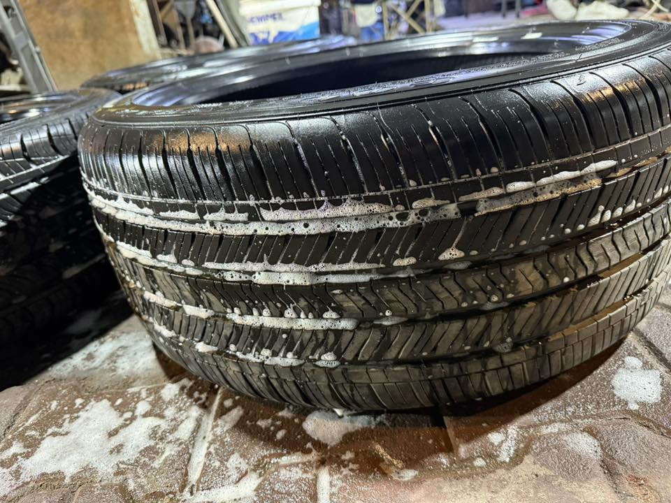 السلام عليكم ٣ تايرات للبيع ٢ كونتكتل 
مستخدم اخو الجديد 
قياس ٢٤٥/٤٠/١٩
عنواني بصره 
***********
