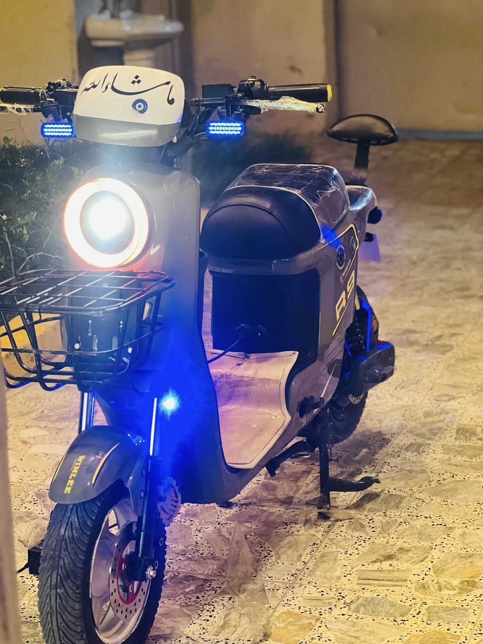 السلام عليكم￼ R9 للبيع الدراجه ويردلها بطريتين بطاريات عدد2 لان منفوخات بس بس 2 والباقي مكفول سرعته 109 حقيقي 75 الدراجه نضيفه حيل السعر ٣٠٠وبيه مجال حك الجيه العنوان بغداد جسر ديالى القديم الشراي يتصل 
***********
