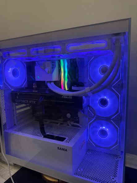 تجميعة للبيع

مواصفات الكيس

Processor: AMD Ryzen 5 7600 Desktop Processor - Try

Motherboard: Gigabyte B850 GAMING WIFI6, Motherboard

Graphics Card: ASUS PRIME GeForce RTXTM 5060 Ti 16GB GDDR7 OC Edition

Memory: TEAMGROUP T-Force Delta RGB DDR5 Ram 32GB (2x16GB) 6000MHz CL30 - White

Storage A: Lexar NM790 SSD 1TB, 7400MB/s PCIe Gen4 NVMe M.2

Power Supply: Corsair RM750e - 750w 80 Gold Fully Modular PCie 5

Cooling System: DeepCool LT720 360mm - White

Case: Sama SV01 Best Mid Tower ATX - White (BTF)
 
كراتين القطع كلها موجوده وبيها ضمان
 اريدها ب1،650 وبيها مجال بسيط 
*********** مكاني بغداد
