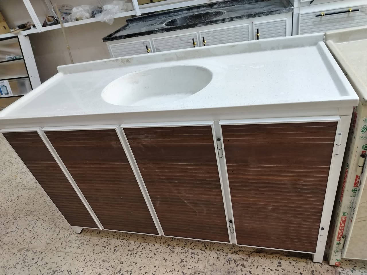 يا الله ♥
كاونترات جدد شغل روعه 
متوفر تبديل ننطيك جديد ناخذ الغديم 
طول مترين ونص 
وسنك متر ونص 
بلانوار شارع المشجر
 ***********
