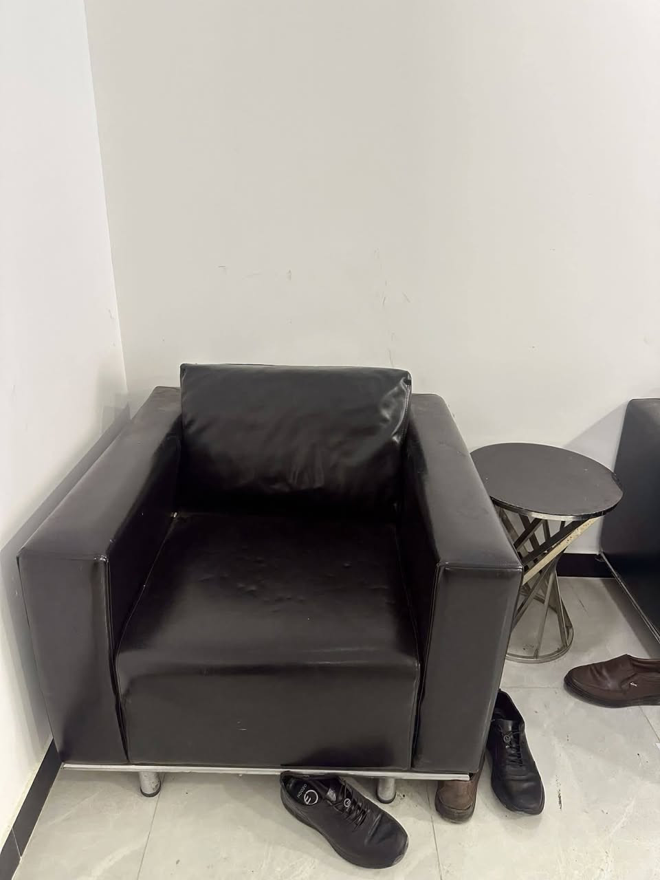 تخم مكتبي جلد جديد جدا مع طبلات سعره ٣٥٠ وبيه مجال مكاني الدورة رقم تلفون ***********
