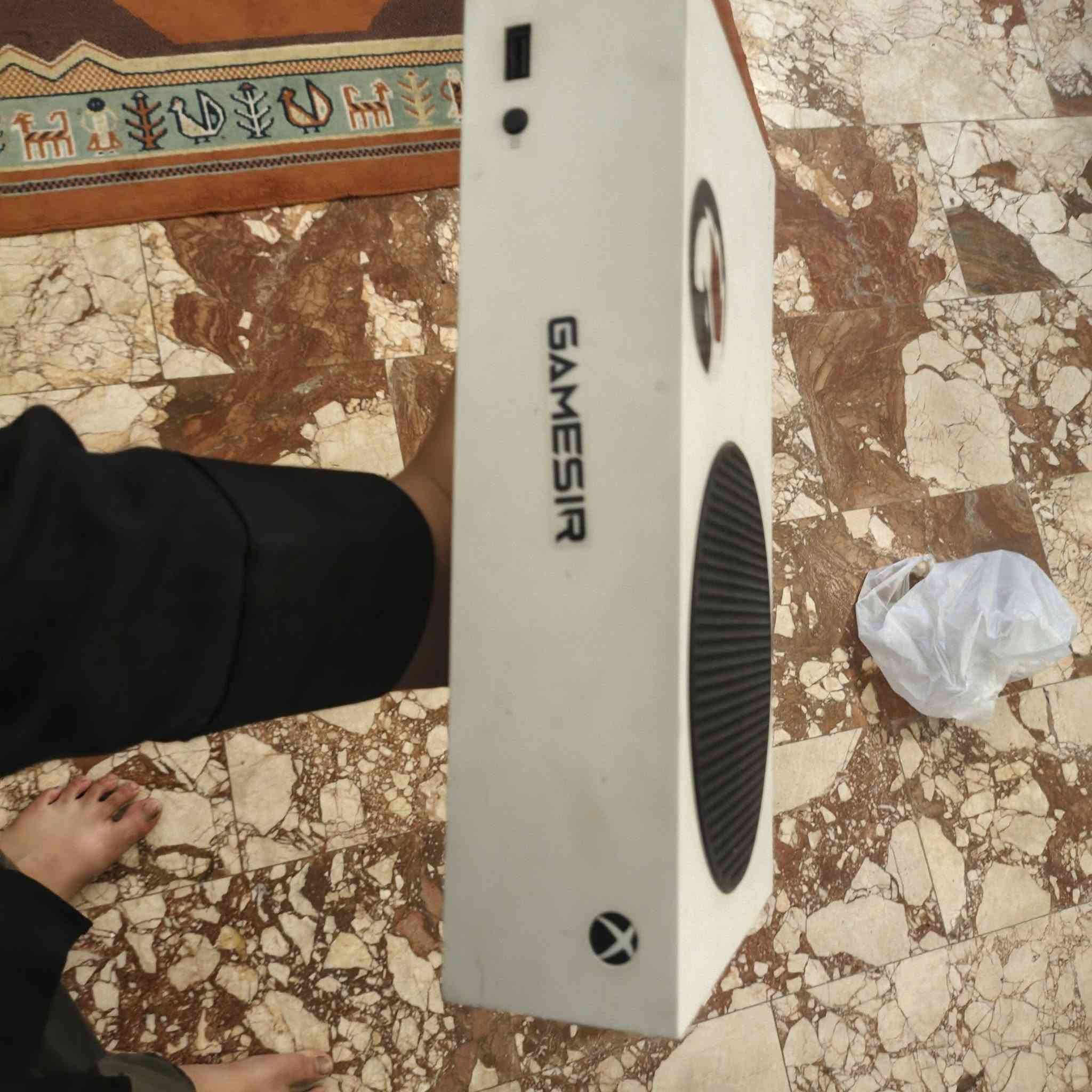 ‏
‏📍 المكان: بغداد – الشعب
‏
‏💰 السعر: 450.000 دينار 
‏
‏- نظافة الجهاز: 70%
‏- شغال 100% بدون أي مشاكل.
‏- ذاكرة الجهاز الأصلية 512GB.
‏- وياه هارد SSD سعة 1 تيرابايت، سعره 100 دولار.اطي وياه الجهاز
‏- كامل ملحقاته.
‏- يجي وياه يدتين:
‏  - يدة Xbox الأصلية.
‏  - يدة GameSir.
‏الرقم ***********
‏الجهاز جاهز للفحص والتجربة، وللتواصل مراسلة على الخاص. او عل رقم
