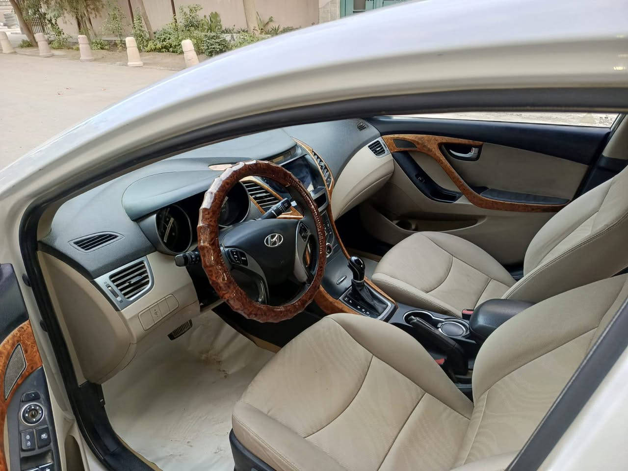 # يالله سلام عليكم هونداي النترا موديل 2015 وارد خليجي فول مواصفات مكفوله من ضربه وصبغ محرك 1800 ماشية 180حقيقي جاهزه من كلشي كير ومكينه حدادية تخم تاير تبريد رقم بابل بسمنه سنوية 2027
مواصفات 
دراخل صاج
شاشة 
فتحه 
ويل كب 
شاير بالمري
تحكمات شاير 
السعر 123بية مجال قليل عنواني حله باب مشهد للاستفسار عن رقم الهاتف ***********
