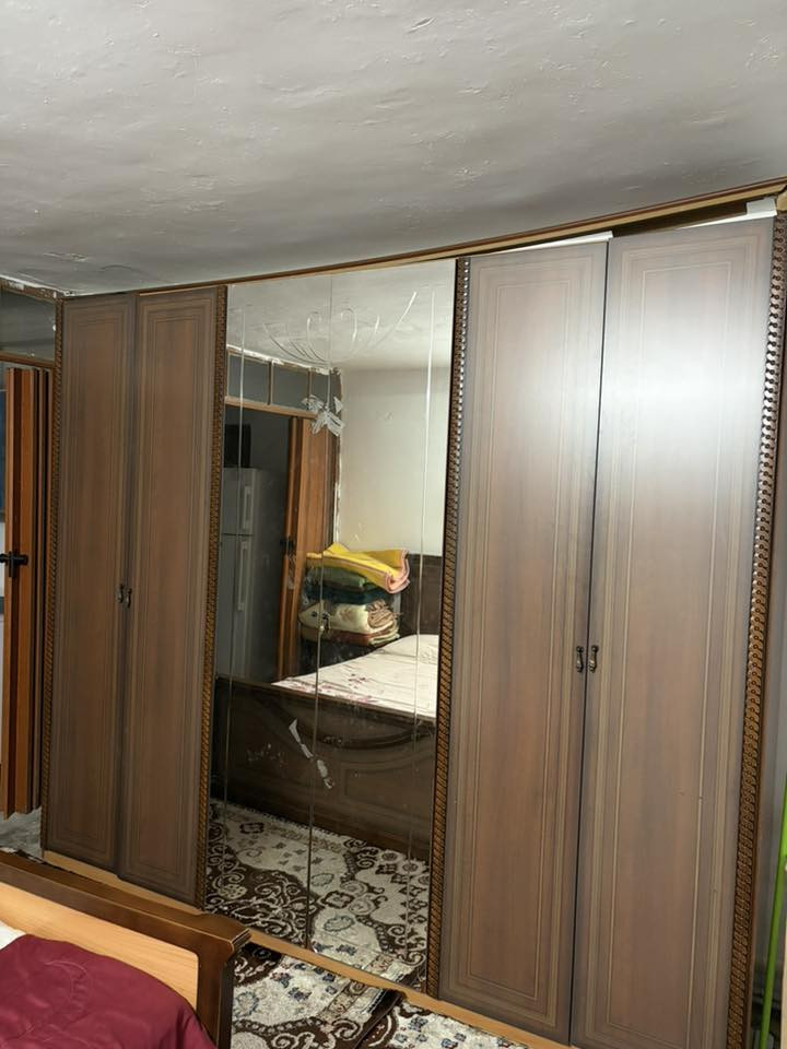 غرفة مستعملة للبيع
فراش مع ثنين كوميدي 
كنتور 
ميز تواليت 
 السعر ١٥٠ الف 
0773 518 0454
