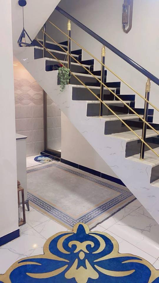 السلام عليكم بيت مساحة 120مجمع الرواد السكني حي الجامعة غرفتين  طابق ونصف الطابق  الأرضي استقبال ومطبخ وغرفة ونوم وصالة درج ومناور عدد اثنين توجد حديقة صغيرة وكراج  مطلوب مبادرة 110للمصرف القسط الشهري 548000الف يتحول للمشتري 
السعر 60مليون  صافي واجور تحويل المصرف على المشتري
للاستفسار ***********
