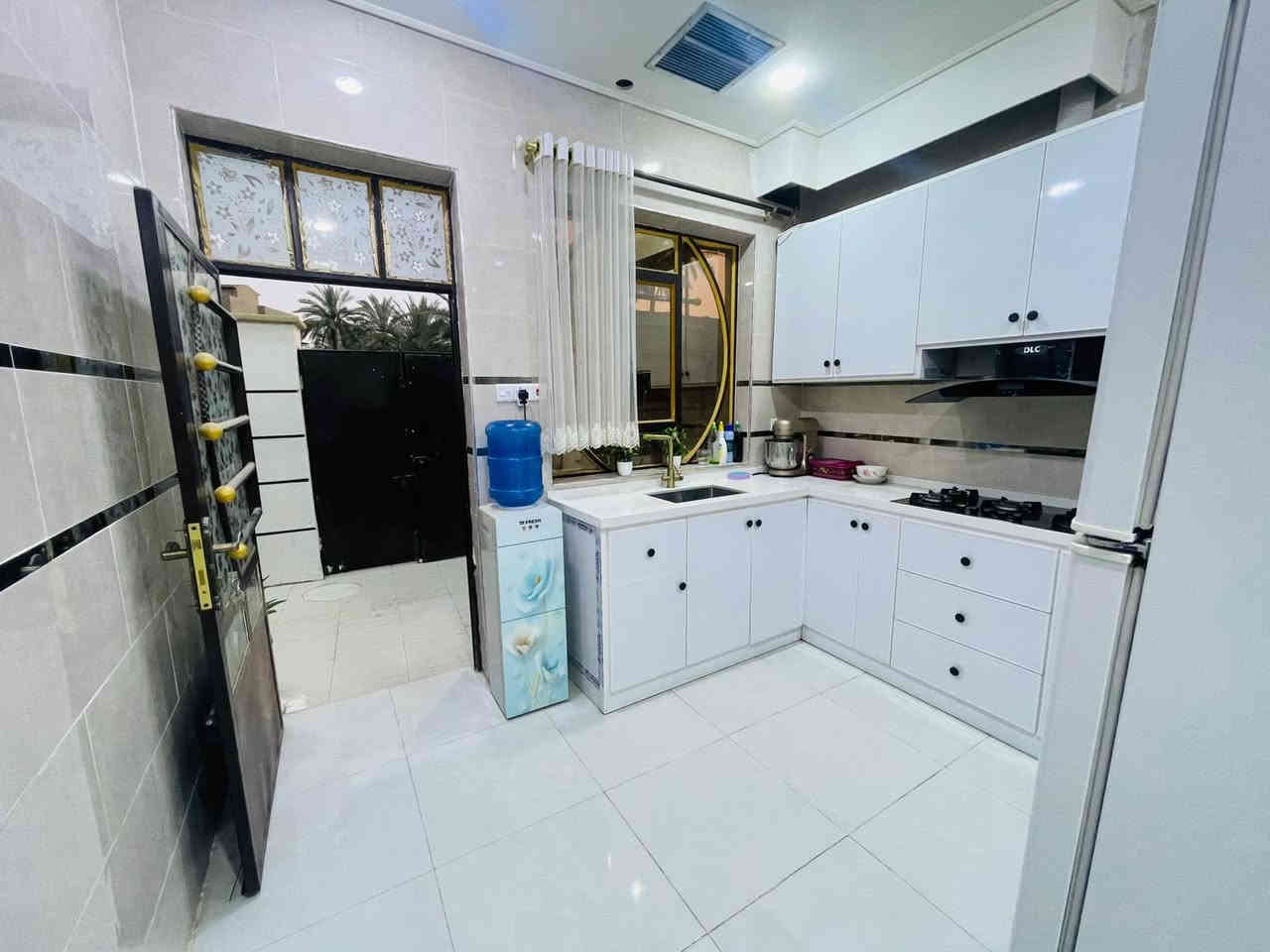 السلام عليكم ورحمة الله وبركاته

عندنا بيت للبيع
مساحته 125 متر
والواجهة 8.5 متر

الموقع مميز وجيد

البيت يحتوي على ثلاث غرف نوم
وصالة استقبال
ومطبخ خارجي
وحمام

البناء حديث وجاهز للسكن

للتواصل والشراء أو البيع
أمير الربيعي للعقار

الموقع: صلاح الدين – قضاء بلد – جمعية الإمام

رقم الاتصال: ***********
واتساب: ***********

⸻الموقع الدار حي الكوام
