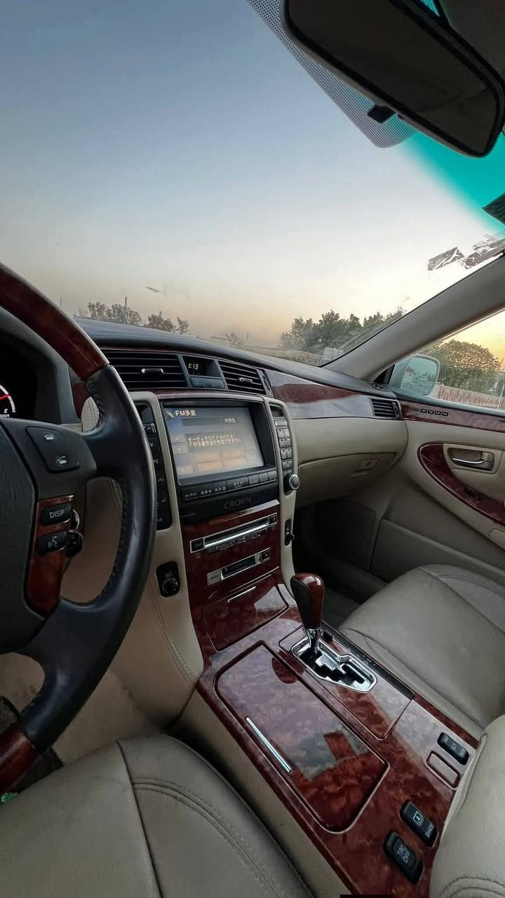 كراون شاهينه بسمي  رقم ذيقار نكليزي   سنويه 2031 شهر سابع يوم 12  مديل 2004 تسجيل جديد قرار 102 فول سياره واحد ع واحد ماعده فتحه شاصي 82 كفاله عامه من فتح وكلشي  ***********    ناصريه
