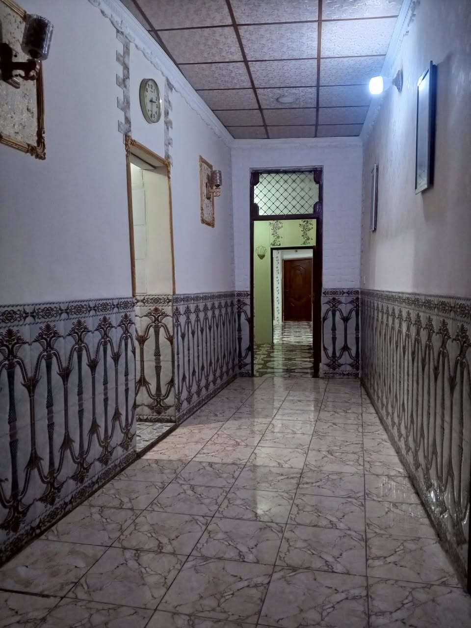 السلام عليكم ورحمه الله 
اخوان أقره المنشور زين قبل لاتراسل 
دار زراعي سند ٢٥ اتحول بسمك مباشر  للبيع مساحه 250م  غرفتين ومطبخ وهول استقبال ومجمع صحيات شرقي وغربي ..مع محل تكدر اتأجره أو تشتغل بي .التبليط للباب خدمات فول ماء وكهرباء ونت ضوئي ومولد ذهبي .. الك هديه سخان تانكي وماطور ماء جديد  والثريات والبراكيتات   مدرسه ابتدائيه تبعد عن البيت 20 م فقط يعني دقيقه وحده ولدك بلمدرسه ويبعد عن الشارع العام حله بغداد 200م ..العنوان المحاويل حي السلام..والسعر مناسب 45  ..للتواصل الاتصال على الرقم ..*********** استاذ ابراهيم الطائي
ملاحظه البيت جاهز للسكن مباشر.والتحويل أتريد عليه السعر غير قابل للتفاوض أتريد عليك نازلك من سعر البيت
