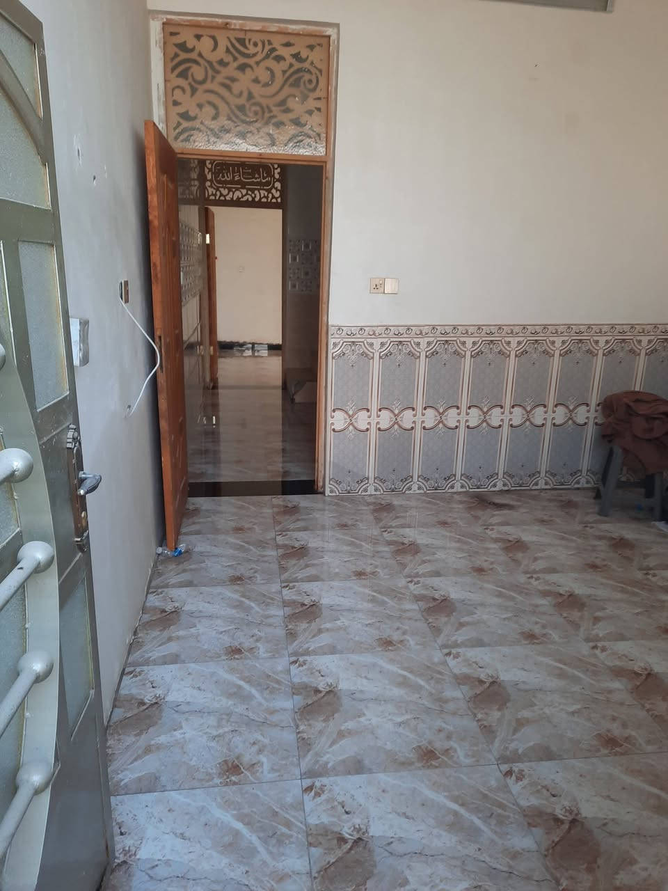 السلام عليكم بيت للبيع ٥٠ متر دوانم الشعله زراعي سند ٢٥ شارع الافران طابق واحد نظيف جاهز خدمات كامله تبليط مقرنص مجاري ماء كهرباء للإستفسار خاص الاتصال ***********
