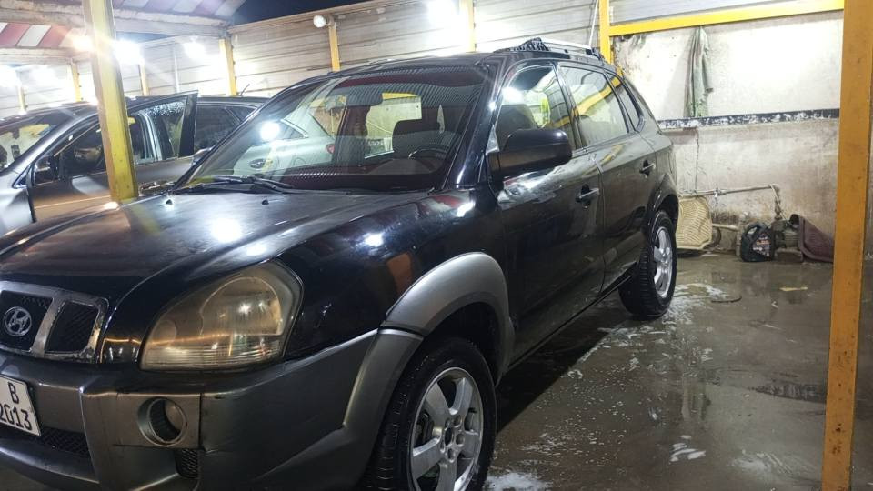 السلام عليكم 
هونداي توسان 2007 وارد امريكي
مكاني بالعمارة 
السياره رقم بصره دولي عندي بيها وكاله عامه
ضررها الجاملغ الامامي عكس السائق وبيهه صبغ البنيد وجاملغ 
مكينه كير خير من الله تبريد جديد منظومة كامله
للاستفسار اكثر 
اتصال او واتس اب *********** عمارة, ميسان
