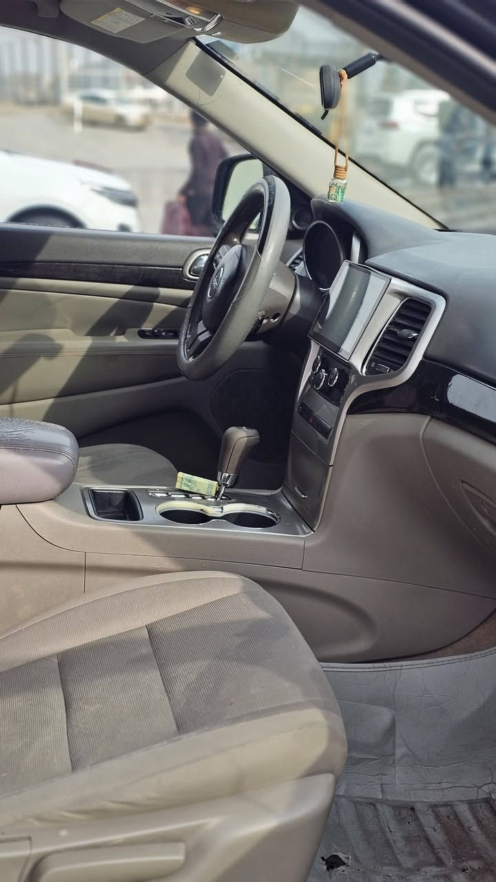 السلام عليكم جيب 2012
6سلندر 3600 
سنويه وهزه جديده باسمي تحويل باي وقت 
السياره بيها باب وجاملغ تبديل وقعطتين رش ابيع صبغ حزام كفاله شاصي ولغد واي ضرر قوي
السياره جاهزه كير ومحرك وتبريد وحداديه وتاير سستم صوت 
مواصفات عاديه كامره شاشه 
مكاني كوت وبغداد 
السعر 150 ومجالها بسيط 
***********
