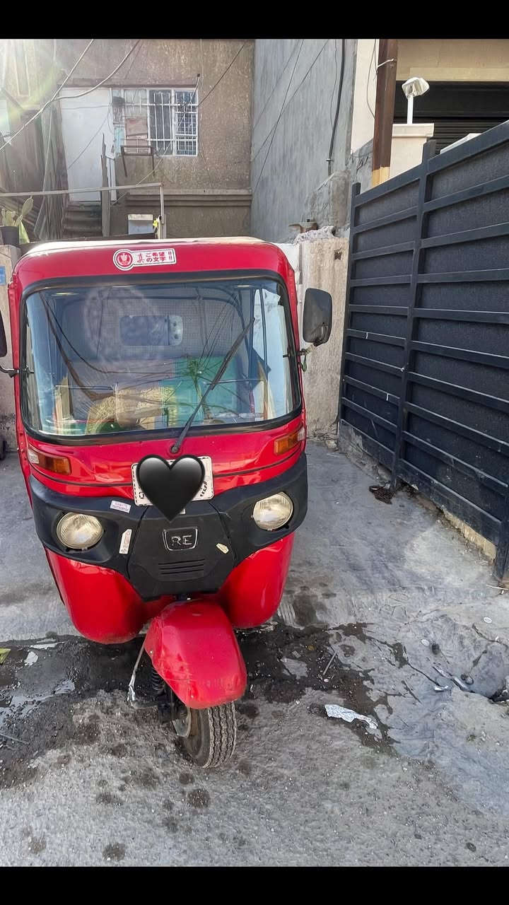 السلام عليكم تكتك للبيع  2018 رقم وسنويه مصبوغه عام معمره دوس مسويلها ادامه كامله ماناقصها شي  ***********
