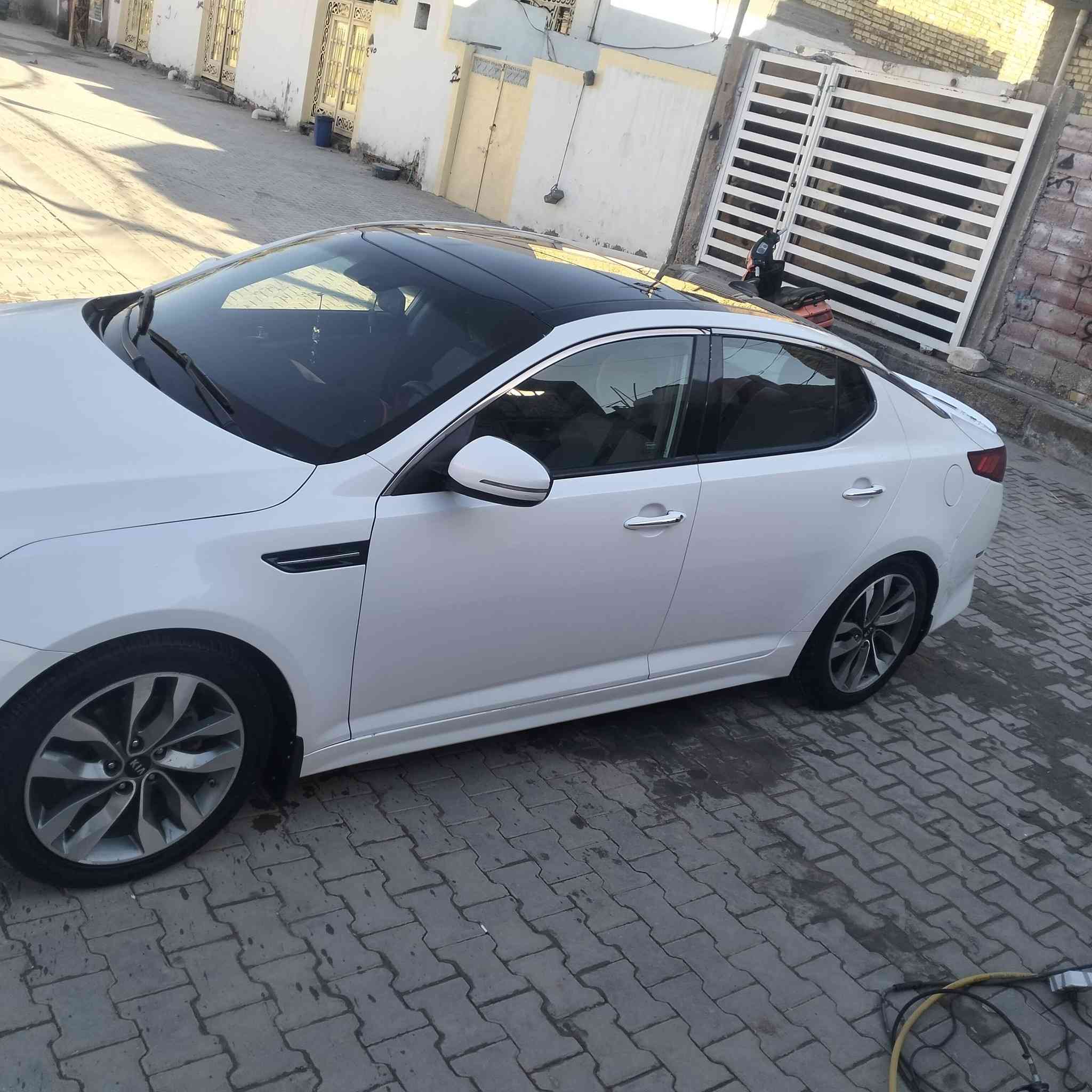 السلام عليكم اوبتيما للبيع مديل 2015 أمريكي حادثه بنيد فقط بدون دواخل بدون ايرباك والباقي كافاله عامه 
مكينه وكير. كفاله مكينه 2400 تخم تاير حداديه تخم ويل كله جديده سياره جاهزه من كل النواحي 
السياره فول مواصفات واحد عل واحد 
بصمه تشغيل بصمه ابواب تحكم استيرن مري شفط 
اشاير ترحيب كشنات كهربائئ شاشه تبريد قطعتين جنطه بصمه بنوراما كشنات تدفئه تبريد وبعد بيه هوايه مواصفات 
مكاني ديوانيه السعر 130 وبيه مجال 
***********
