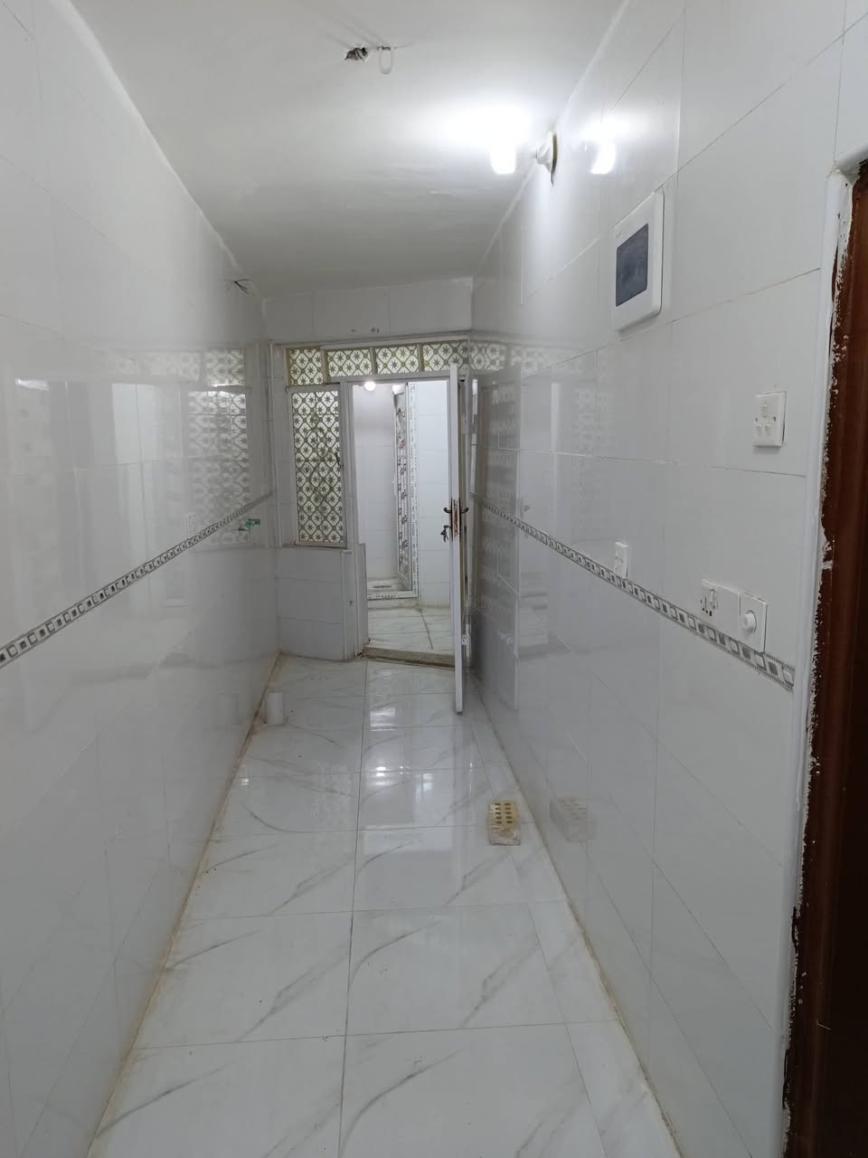 السلام عليكم للايجار مشتمل 75متر جديد يحتوي على غرف نوم واستقبال ومطبخ معزول وكراج وخدمات وسطح 
الشعب نهايه شارع الصحه على شارع عشرين السعر 350 
*********** مكتب الصادق
