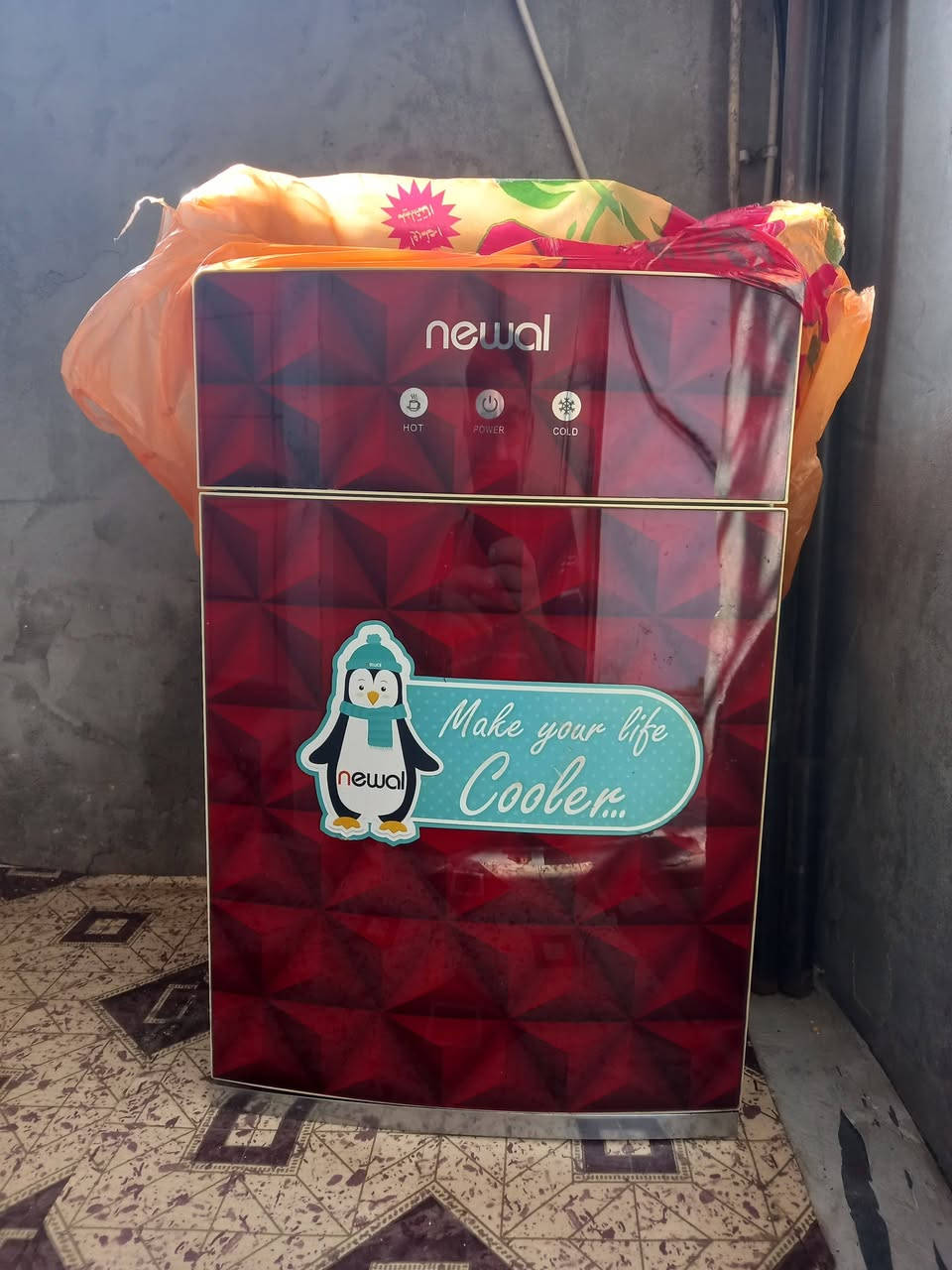 للبيع سياج قصب ٢×٣ قياس الوحده ٤ قطع ٤٠ الف براد ماء حار بارد نضافه تامه ٣٠ الف بيوت طيور الحب عدد ١٨ منهن ٩ غير مستخدم كلهن ١٨ الف مكاني شارع المصرف ***********
