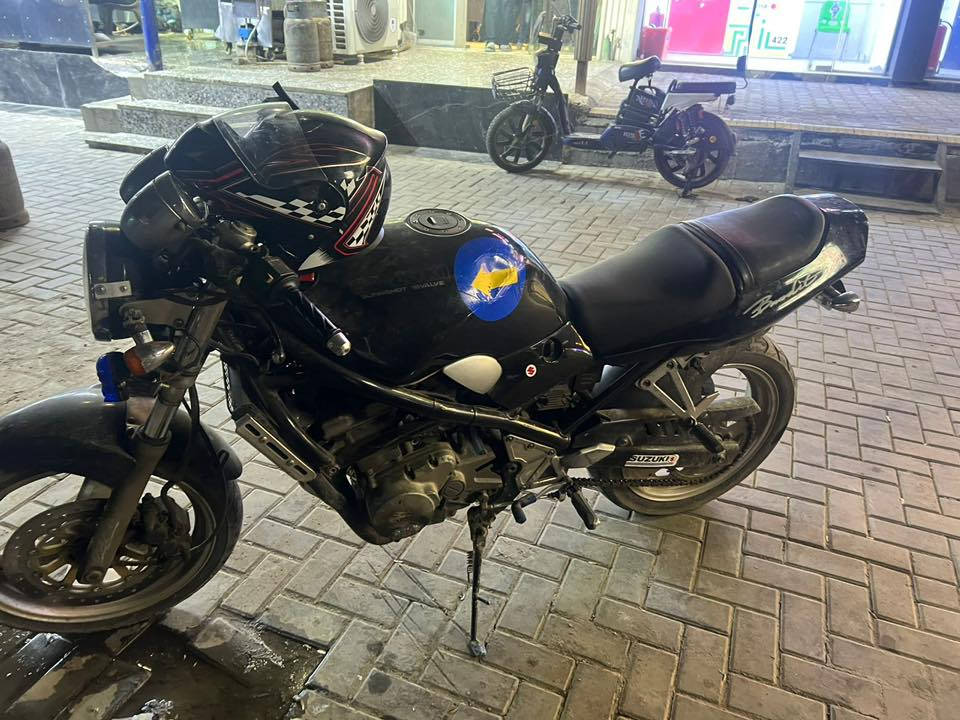 سلام عليكم دراجه بانده مكينه ربع  دراجه كلش حلوه وتراي يخبل مكينه مامفتوحه دراجه تراي كلش حلو وجاهزه الصبح نكره *********** وتساب موجد  سعر 15000 ومبيههه مجال
