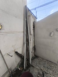 باب حديد كامل ويا جرجوبه مالته و كلشي جيب و كعد قيم بل يرضي الله وياها...