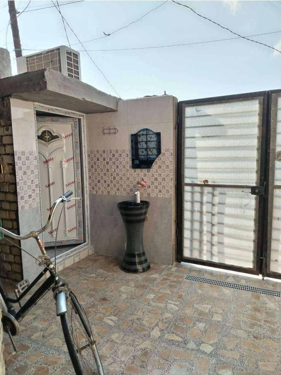 السلام عليكم
الدار للبيع طابو زراعي قرار 25 مساحته 100 يحتوي على 3غرف نوم كبيره وواحده منهن سويت
ويحتوي على 3حمامات
وهول 6×3.5تقريباً
ومطبخ حار وبارد
بناء درجه اولى  على ايدينه البناء شارع عريض 10متر تقريباً خامس بيت عن الركن ويبعد 50متر عن الشارع العام مال ابودشير مجاور الصناعي بضهر شارع كناري
موقع جيد خدمات كلها كامله عدا التبليط
يرهم بيع او مرواس بقطعة بمساحة اكبر ونتفق ع الفرق
للإستفسار الاتصال على الرقم
*********** واتساب

