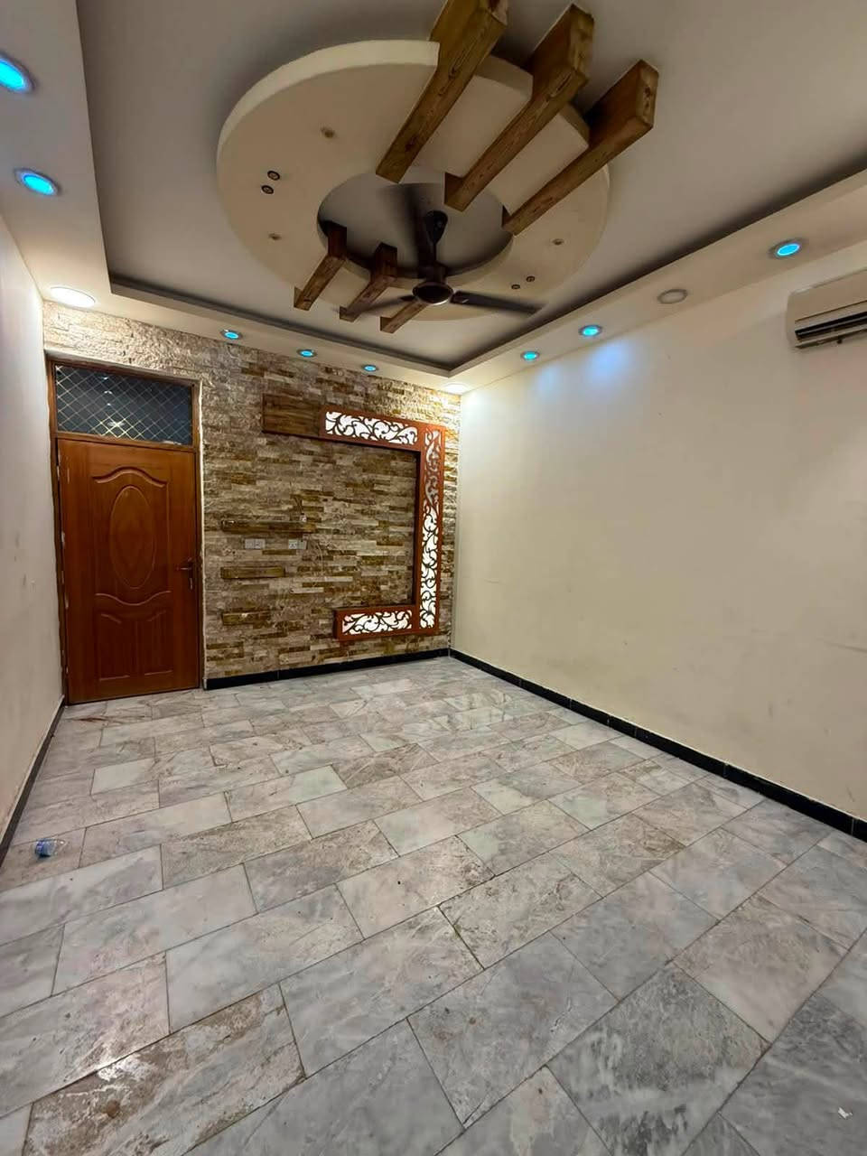 🏠 للإيجار بيت مرتب ومجهز بالكامل ✨
📐 المساحة: 50 متر
🛏️ 3 غرف نوم
🛋️ صالة
🍽️ مطبخ مجهز كاونتر
❄️ سبالت
🚿 خدمات كاملة

💰 بدل الإيجار: 850 ألف

📍 البيت مرتب ومناسب للعوائل، جاهز للسكن مباشرة 🌟

📞 للاستفسار والتفاصيل يرجى التواصل ***********
