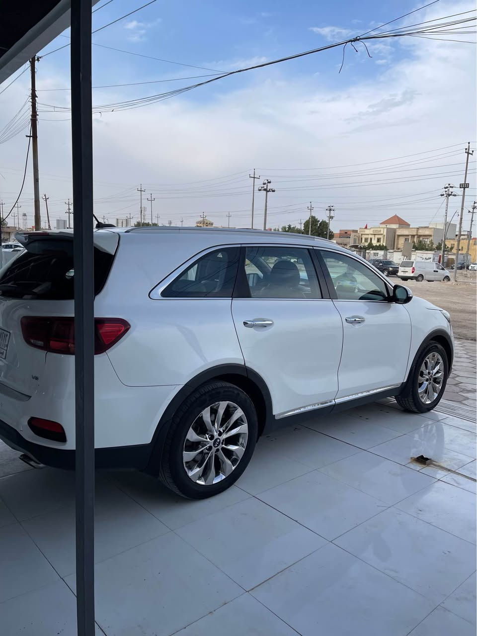 السلام عليكم 
كيا سورنتو 2019 خليجي 6 سلندر 
7 راكب 
3 قطع تبريد 
السيارة رقم بصرة اقساط باقي سنتين وتصير حره 
بأسم ولد شاب متقاعد استقطاع مباشر على الماستر 
بدون لا مقترض ولا كفيل الاستقطاع على الماستر 
السيارة ماشية 300 الف 
الحداده جديده 
تخم تاير جديد بيها 
المحرك كفالة ما مفتوح 
الكير بيه بداية تورباين 
السياره بيها 3 قطع صبغ الجاملغات الامامية والبنيد 
وكصة القمارة اثر سقوط سقيفة عليها والباقي ما بيها شي 
السعر 175 ورقة وقابل للتفاوض 
للاستفسار 
***********
مكان السيارة البصرة دور النفط قرب سنتر القمر المنير البصرة, العراق
