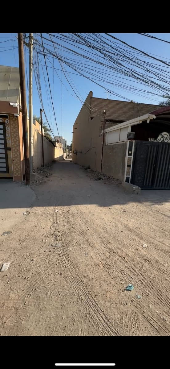 السلام عليكم 
 أرض للبيع المساحة 1000 متر  الواجهة 30  والباقي نزال ارض مربعة  طابو ملك صرف سند منفرد تصلح دار سكن او حسينية  تحويل اسهم وليس اقرار  ب اسم المشتري مباشر … كربلاء طريق فندق البارون شارع السيدة زينب منطقة الجرية قرب سوق الجرية  عامود 235 منطقة سكنية تبعد عن مركز المدينة 7 كيلو سعرها 130   للأستفسار اتصال 📱 أو واتساب … ***********
