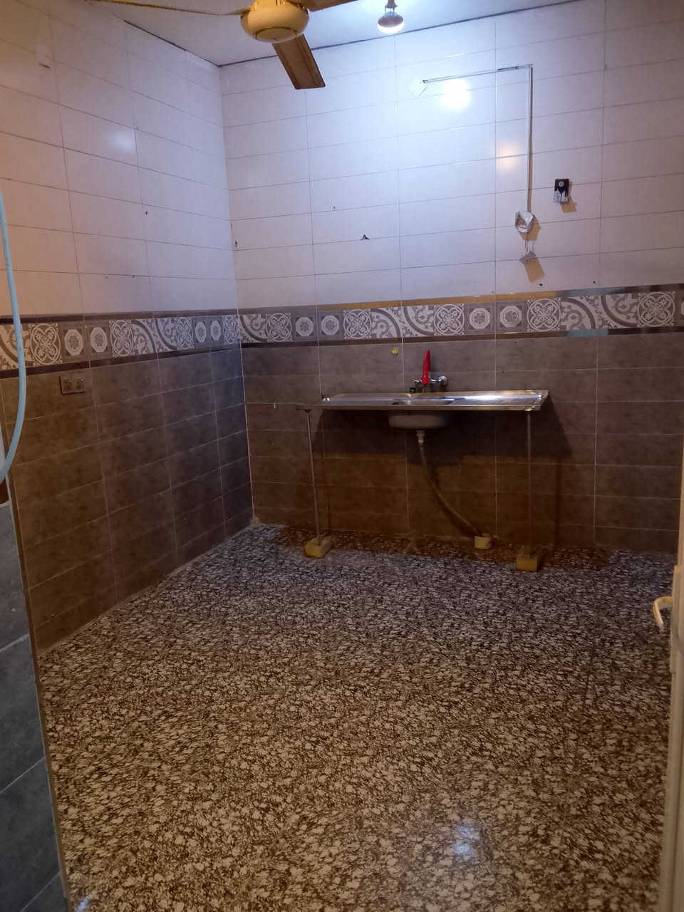 السلام عليكم شقة ارضية معزولة تمامأ كبيرة غرفتين وصالة كبيرة ومطبخ وحمامات عدد 2التاميم قادسية الثانية خلف ماركت المصطفى سعر ٣٠٠ الف للتواصل ***********
