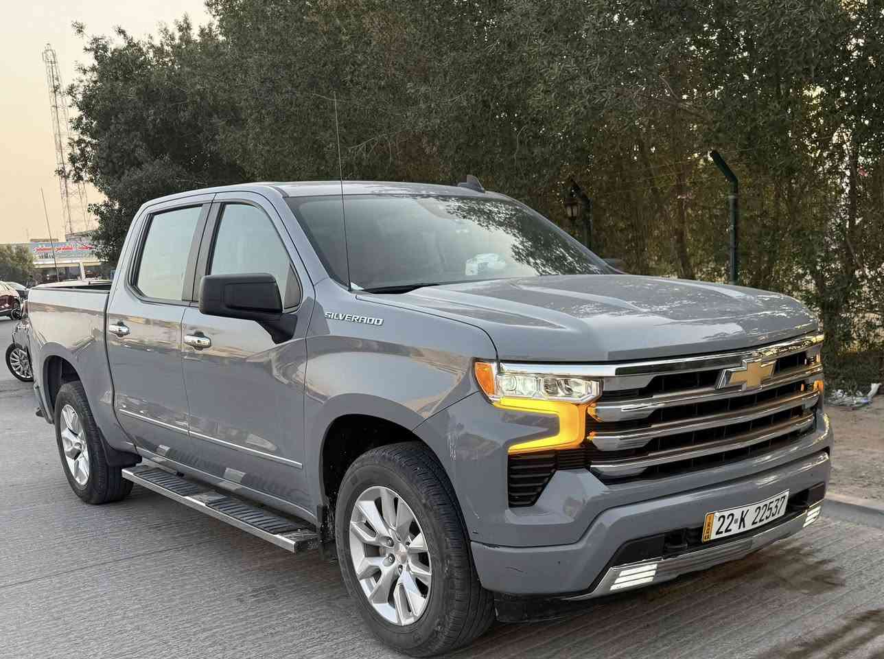 السلام عليكم اخوان مكلف بالنشر 
سلفرادو موديل 2024 لون مميز اسمنتي حادث جدا بسيط قطعة وحدة فقط صبغ 
بدي قصير باب كبير 
محرك اربعة سلندر 
رقم اربيل تريد وكالة تريد تحويل مباشر 
ماشية 24 الف ميل فقط 
صبغ جاملغ فقط والجاملغ الاصلي مصلح بارد موجود 
داخل جلد زعفران والارضية جلد مع كاربد نفس اللون  
السيارة على وضع الشركة 
كامرة 
رادار 
تبريد خلفي 
داته شو 
لابت زنون 
مكان السيارة النجف 
السعر 285 وبيه مجال 
 
***********
