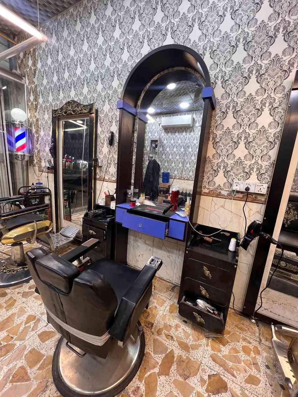 سلام عليكم غراض محل للبيع كامل شلعه
2 كراسي ملكي 
1 كرسي شبح
3 مرايات 
مغسله راس 
عارض 
 3قنفات 
 2سبالت
الي يحب يدخل خاص او الاستفسار على رقم ***********
