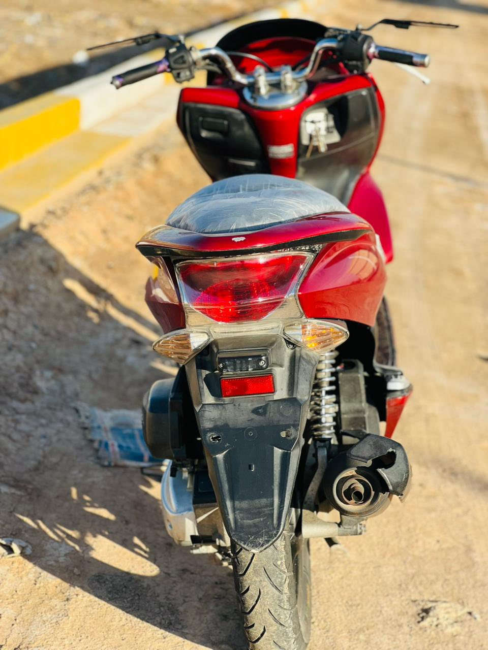 السلام عليكم للبيع دراجه pcxجيل الاول  دراجة جديده معنه الكلمه مال رمبه ماخذها رمبه الدراجه وأعلى ايدي حجم مكينه 150ياباني الاصلي دراجه جديده مال جناي وعلئ ايدي لون  ماروني  
ياباني دراجه كامله أستان كهربائي  حساس ازدحام  Aدراجه جديده الدراجه مكينه لوك شلعه معدل خير من اللّٰه دراجه تكول جديده بمعنئ الكلمه واحلا من الصور مال جناي المكان بغداد دراجة مكفوله اي نقص مابيه 
وبيها مجال بسيط  مكان بغداد 
اي استفسار ***********
