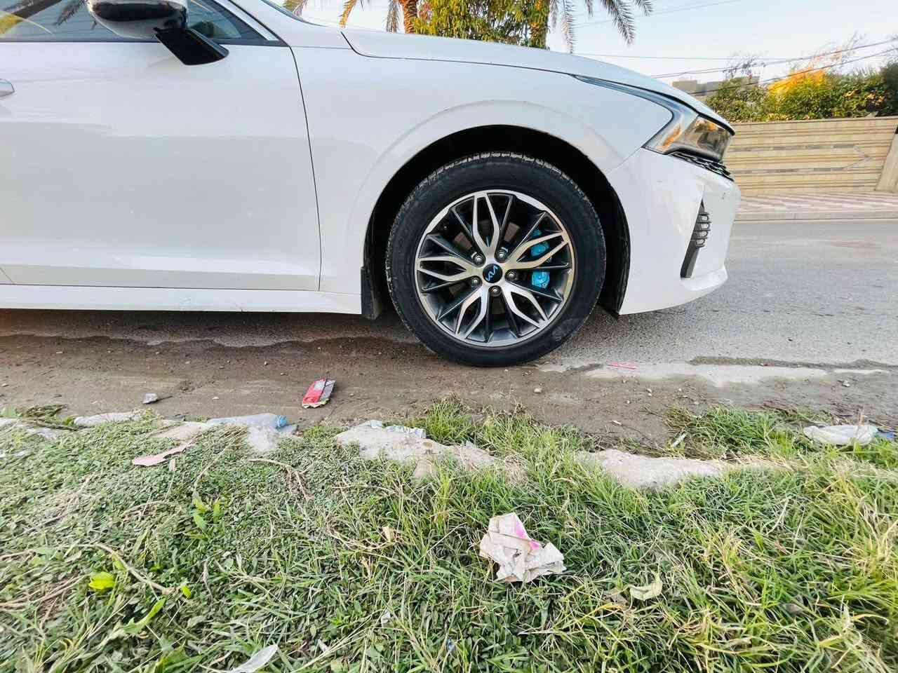 السلام عليكم 
للبيع كيا k5 2022 خليجي وكاله nim فول 1/1 
بانوراما كراسي كهرباء كشنات تدفئه سايد بريك بصمه 
بصمه وتشغيل عن بعد مكينه 2000 دوش شاشه اصليه كار بلي وكامره حساس امامي وخلفي  ماشيه 44 الف كيلو سياره جديده حيل ومكفوله عدا بارد بسيط رقم اربيل تحويل او وكاله مكاني بغداد السيديه للاستفسار اكثر اتصل 
+964 770 180 8310 بغداد, العراق
