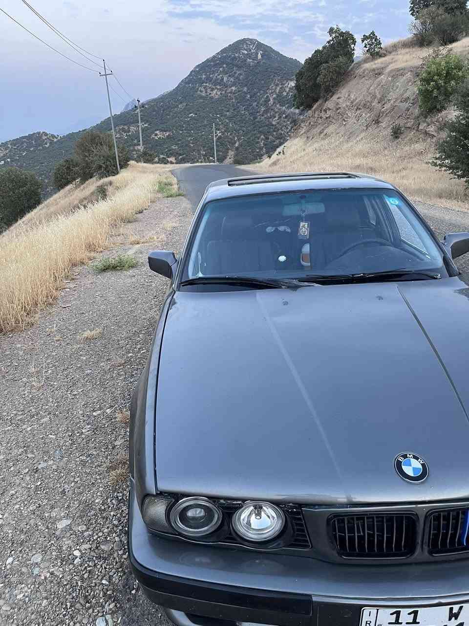 Bmw 1991
 رقم بغداد بأسمي شرط المداور 
سياره مال جناي نضيفه جدا كير ومكينه خير من الله صبغ جديد 
مكان نجف ترهم وبيع ومراوس 
***********
