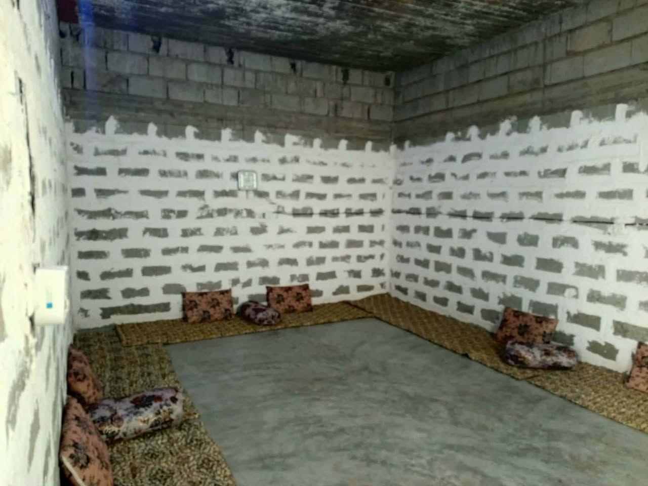 السلام عليكم بيت للبيع في حزيران قرب جامع حاجه صالحه بفرع سعدون الشاهري مقابيل مركز العدالة  المساحة 200 متر  السعر 55وبي مجاال للشراي والي يحب يتصل بل خدمة ***********
