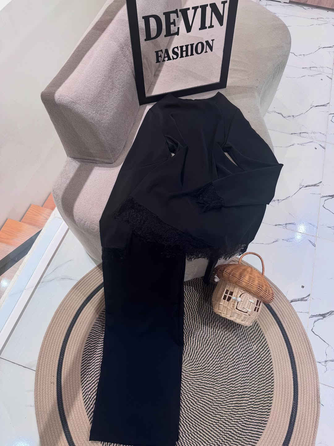 سوت أسود بتفاصيل دانتيل أنيقة من الأكمام والأطراف، صُمم ليمنحكِ إطلالة تجمع بين الرقي والبساطة في آنٍ واحد🖤🔥

خامه جرجيت بارده 
✨✨✨✨✨
طول القميص 75cm
قياسات 38-46
✨✨✨✨✨
من الخلف حزام 
بنطرون كيلوت لاستيك مريح ✨ 
#اكسبلور_فولو #اكسبلورر #اكسبلور_explore #إكسبلور #اكسبلور_العراق_السعوديه_الاردن_ايران_الكويت_طق_لايكات_كومنت_يلاا💙


**إذا كنت صاحب هذا الإعلان وتريد حذفه لأي سبب، رجاءا أرسل رسالة إلى الدعم الفني**