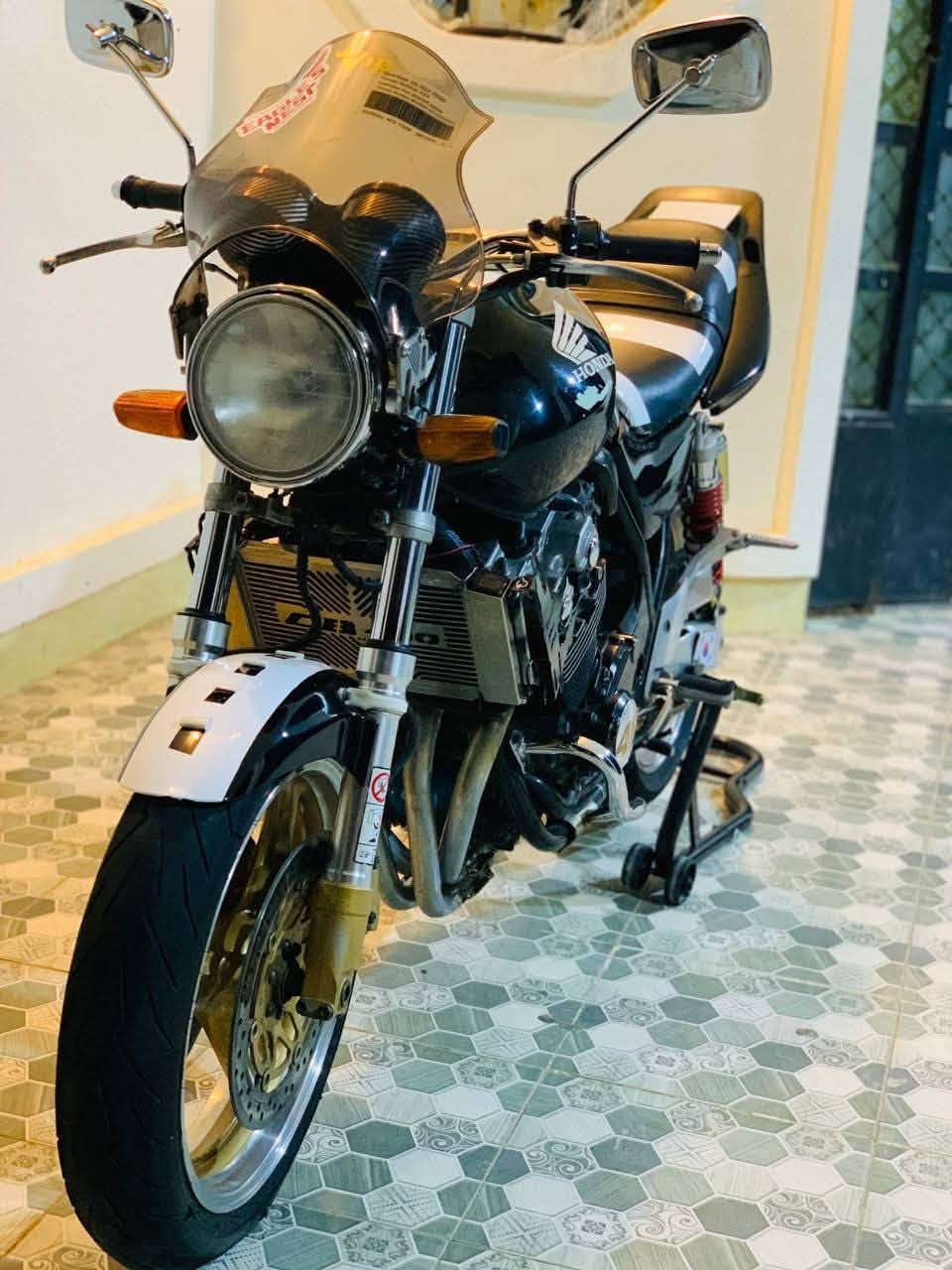 السلام عليكم.
للبيع
دراجة هوندآ Cb400
جيل ثالث
سكيورتي. 
وضع شركه كير ومحرك كفاله.
مكانها الانبار الخالديه
للٌاستفسار ***********
