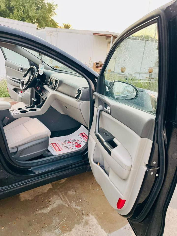 كيا سبورتج 2018 وارد امريكي محركgdi
مواصفات عاديه 
حادث الباب الصدر 
صور الحادث موجوده 
مباوك صبغ الباب الخلفي والجاملغ الامامي 
ليبل واحد 

العنوان بغداد الشرطه الخامسه 
السعر 165 وبيهه مجال 
***********
