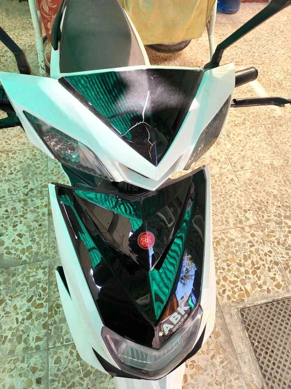 السلام عليكم
دراجة سكنس شحن بطارية ليثيوم 60v. 24A اخذتهة تقريبا قبل ٨ اشهر تمشيك بالشحنة مو اقل من 35-45 كيلو حسب السرعة والوزن مابيهة اي عطل وياهة 2 شاحنات وحدة ام النسبة المؤية 
بس بيهة شكم ملاحضة موضحات بالصورة 
 الاشارات مرات يشتغلن مرات لا 
كلوب البريك الخلفي ميشتغل اني مالي خلك ابدلهن 
اخذتهة بمليون و٣٠٠ الف رايدهة ب٧٥٠ الله شاهد مابيهة اي عطل وما مبدل اي شي بيهة بس حورت كيبل دخول البطارية وهاهية 
مكاني بغداد حي اور 
*********** ما متواجد فيس فقط واتساب او اتصل
