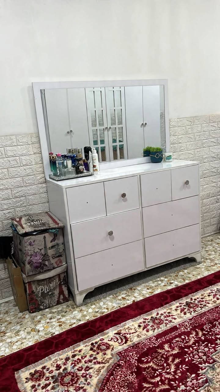 غرفة شبابية للبيع نظيفة تفصال
خشب mdf ثقيل سويتهة يم سوفتي برتي 
ابيعهة هية والدوشك مالتهة
الغرفة ب٥٠٠ والدوشك ب٢٠٠  اذا ثنينهم سوة ب٦٠٠
وبيهة مجال بسيط


**إذا كنت صاحب هذا الإعلان وتريد حذفه لأي سبب، رجاءا أرسل رسالة إلى الدعم الفني**