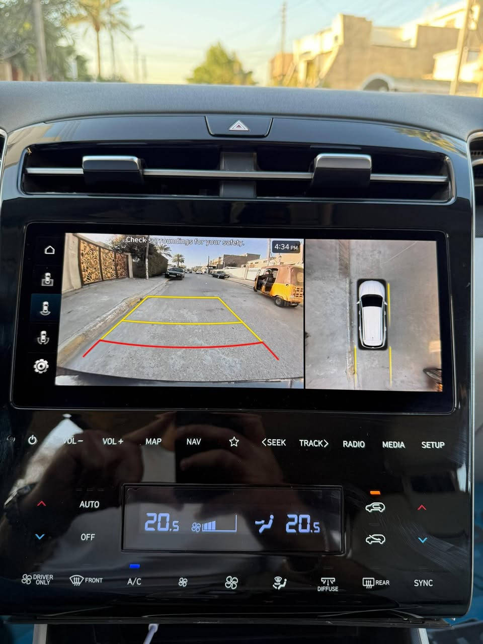 السلام عليكم ورحمة الله وبركاته
Hyundai Tucson 2024 LIMITED 

المواصفات
1- LIMITED موديل لون رصاصي 
2- محرك 4 سلندر هايبرد 
3- قمارة السيارة بانوراما 
4- كاميرات عدد 4 برؤيا محيطية 360 درجة 
6- لايتات عالي الانارة زينون اصل مع LED بارز في المقدمة 
7- حساسات امامي خلفي اصل 
8- امكانية تحريك المركبة بالريموت 
9- اشارات بالمرايا الجانبية 
10- حساسات الاجتياز الجانبي 
11- ويل كب حجم 18 مع طقم تاير بحالة ممتازة جدا
12- رادار امامي خلفي كاشف وتوقف تلقائي 
13- بصمة ابواب وبصمة تشغيل وتشغيل عن بعد
14- غرفة السيارة جلد 
15- كراسي المقدمة تحكم كهربائي متكامل مع ذاكرة للسائق
16- كراسي الإمام  تدفئة وتبريد كشن و الخلف تدفئه 
17- تحكم ستيرن جهتين متكامل مع تصفح للشاشة الداخلية 
18- شفتات ستيرن للتحكم بالوضع الرياضي 
19- السيارة ماشية 22.600  الف ميل 
20- شاشة دشبول كبيرة محتوية لمجموعة كبيرة من الايعازات والضبط
21- تبريد السيارة قطعتين امامي وخلفي 
22- عند فتح الاشارة تفتح كاميرا في العينة في السيارة 
23- امكانية تحديد المسار في الطرق الخارجية 
24- شاحن موبايل وايرلس 
25- السياره 4×4 
26 - الصندوق كهرباء
 27- وباقي المواصفات الغنية عن التعريف في الفئة الفول مواصفات
28- السياره عليها حمام و بوليش من  مركز nvn 
29-صور السونار  من ضمن المنشور 

اخوان هاي اعلى فئة Tucson مواصفات ليمتيد 
يعني فول أعلى شي السياره مناقصها اي شي و شرط الفحص وين متحب تفحصها السياره براحتك (اي ملاحظه بسياره ينقص من سعرها )

السعر 210 ورقه وبيها مجال حك جيتك واخليك على راسي 

السياره الله شاهد كامله مكمله متصرف عليها اي شي وين متحب تفحصها براحتك مكان السياره بغداد الغزاليه 

للتواصل على رقم ***********
