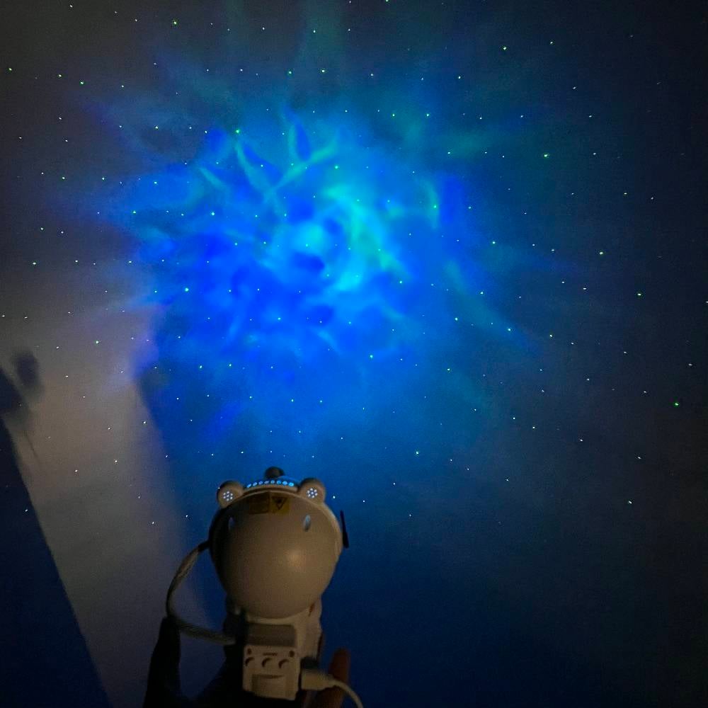 هذا بروجكتر إضاءة على شكل دمية لطيفة، يوفر تأثيرات ضوئية مذهلة تضيء الغرفة بألوان متعددة وبتصاميم مختلفة مثل النجوم والسحب. مثالي لتحويل أي غرفة إلى فضاء مبهر أو لإضفاء جو مريح وممتع لجلسات الاسترخاء أو المناسبات الخاصة. تصميمه جذاب وسهل الاستخدام ويمكن وصله بالكهرباء.